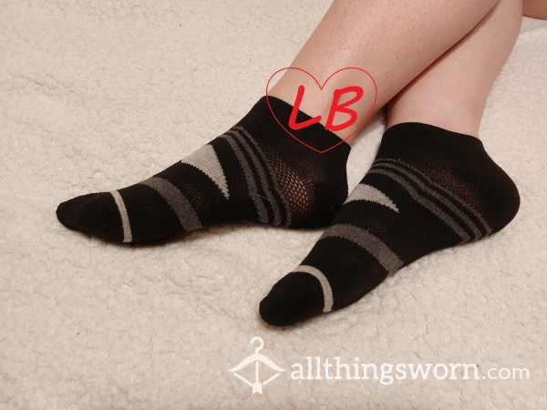 USED BLACK ANKLE SOCKS WITH GRAY STRIPES