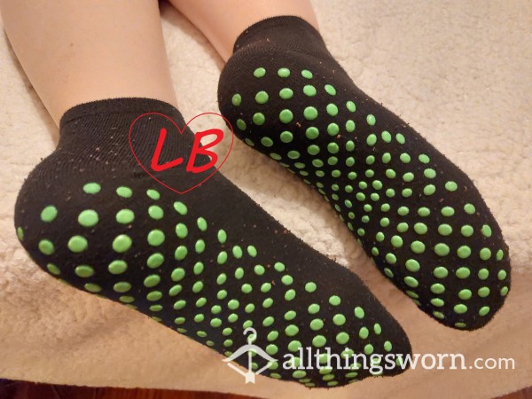 USED BLACK ANKLE SOCKS WITH GREEN GRIPPY DOTS