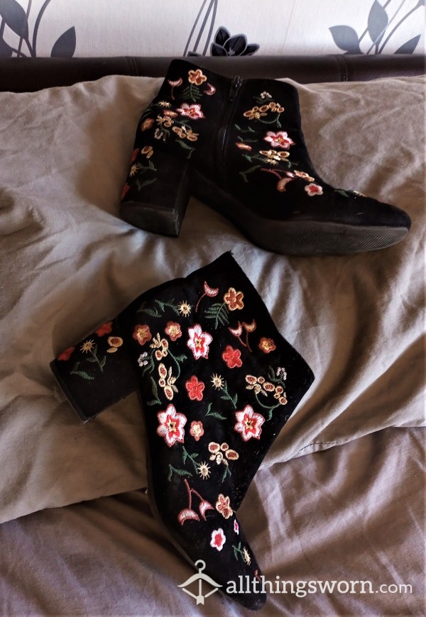 Used Heeled Ankle Embroidered Flower Boots