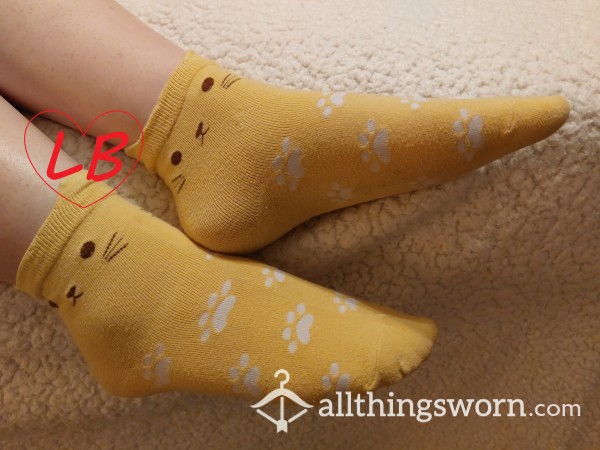 USED YELLOW ANKLE SOCKS CAT PATTERN