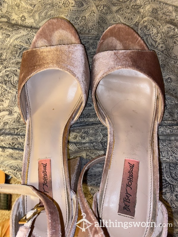 Velvet Heels With Toe Imprints