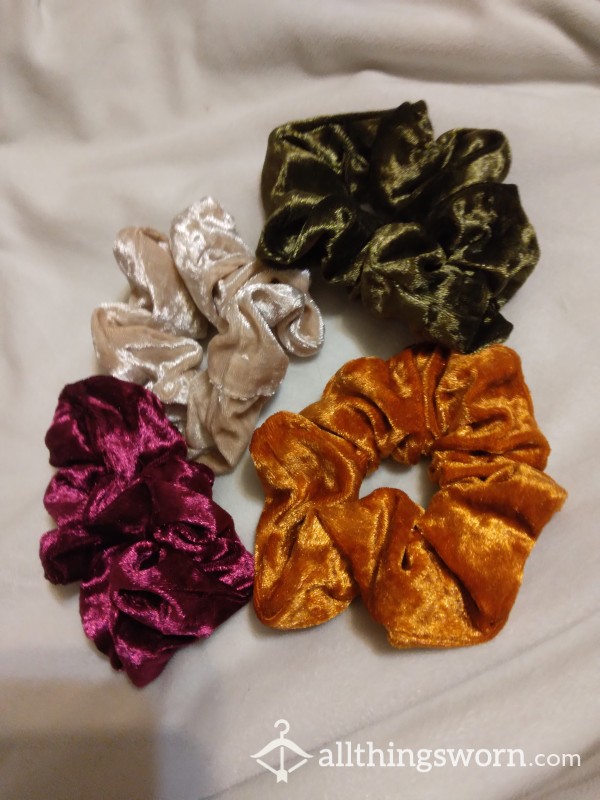 😘 Velvet Scrunchies With So Many Possibilities 15 Is Starting Price, And Stuffed Scrunchies Will Be More So Please Read Description To Get The Right Wear For You 😘