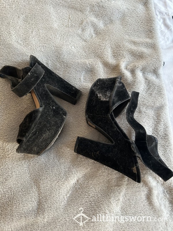 Velvet Suede Feel Disguting Trashed Black Heels Size 5 Toe Imprints