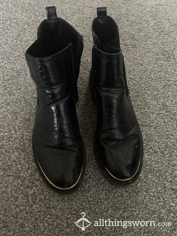 VERY USED SIZE 8 LEATHER BOOTS