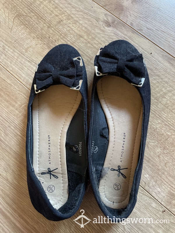 Very Well Worn Black Suede Flats