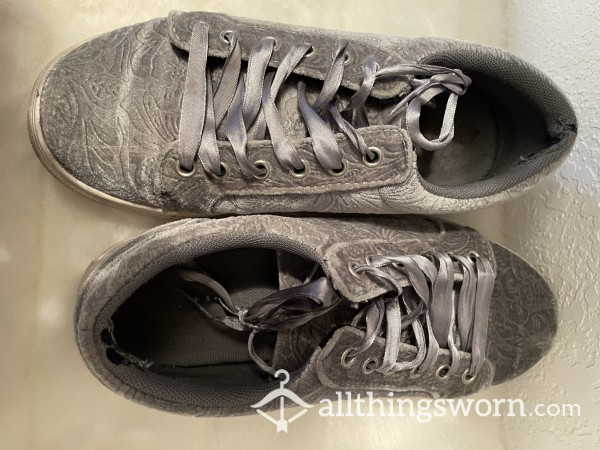 Very Well-worn, Fragrant Casual Walking Shoes