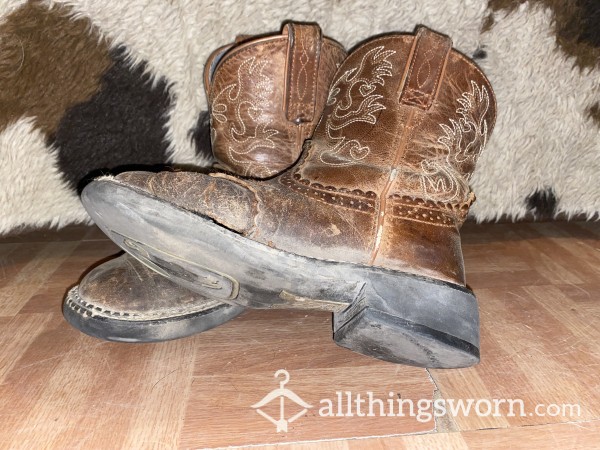 Very Well Worn Tiny Ariat Size 6