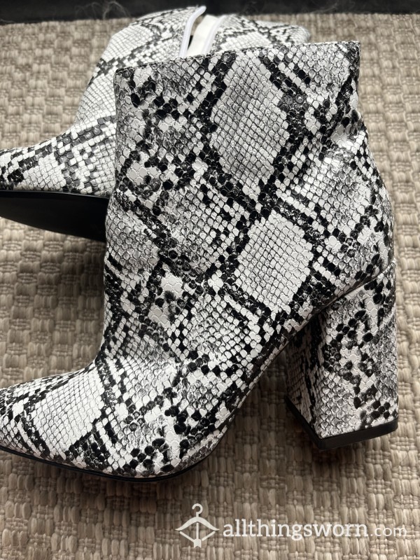 Well Worn Black And White Faux Snake Skin Boots Size 6
