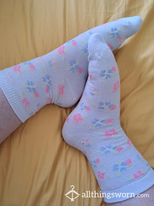 Well-worn Cute White Floral Cotton Socks