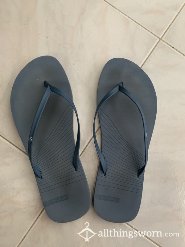 Well-worn Flat Sandals 💦🖤