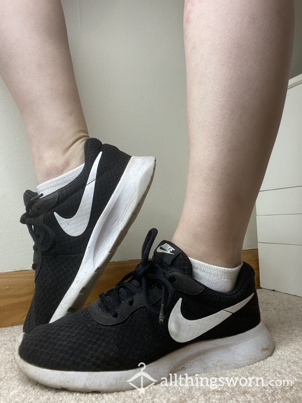 🖤🤍 Size 7 Well-Worn Nike Tanjuns (Full Imprint)
