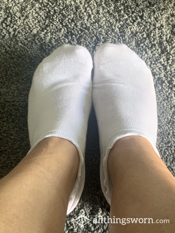 Well Worn Pretty, Frilly White Socks 💦