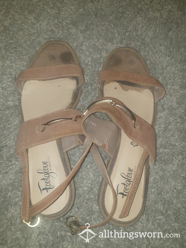 Well Worn Size 6.5 Brown Sandals