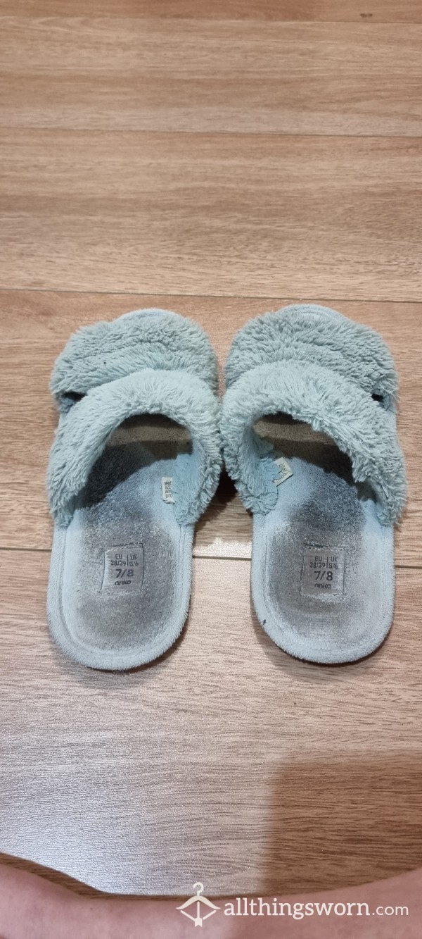 Well Worn Size 8 Slippers