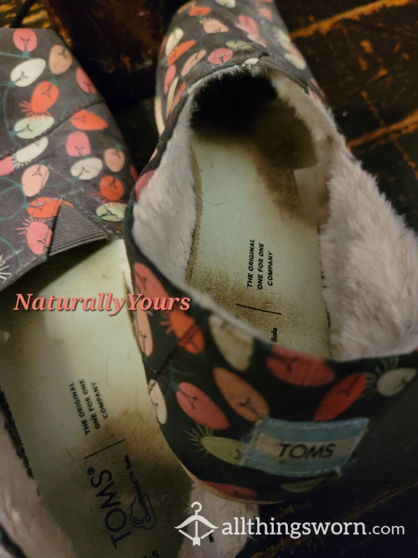 🎄👣 Well-Worn Toms W/ Christmas Lights Print ~ Extreme Smell & Dark Footprints