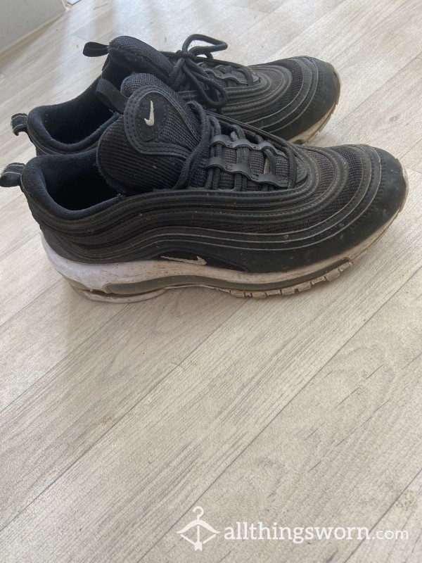 Well Worn Trainers Size 5 With No Socks