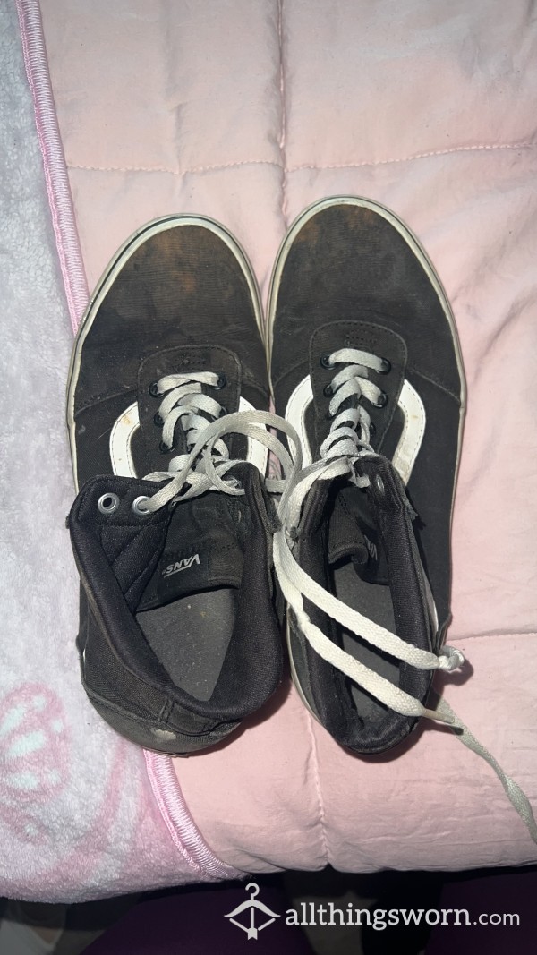 Smelly Well-Worn US 9 Black Skater Shoes