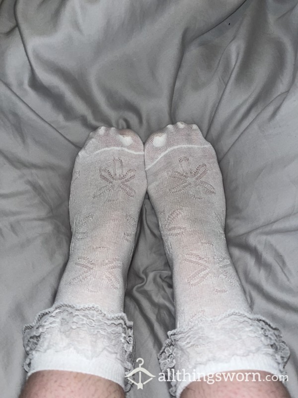 Well Worn White Cotton Frill Ankle Socks