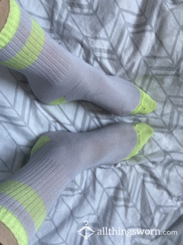 White And Yellow Sports Socks 🦶🏻