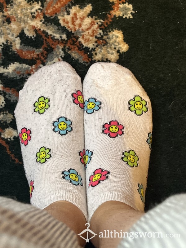 White Ankle Socks With Smiley Face Flowers