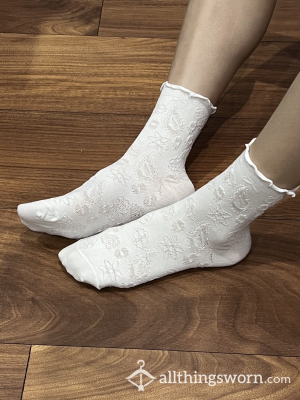 White Floral Textured Crew Socks O15