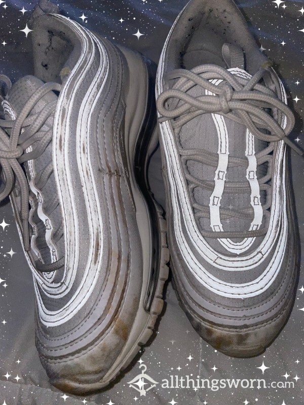 White Nike Air Max Shoes (dirty)