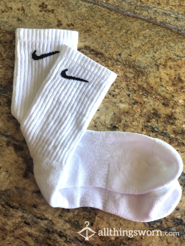 ✔️ White Nike Crew Socks ✔️