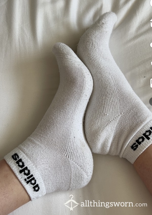 White POST-GYM Ankle Socks.