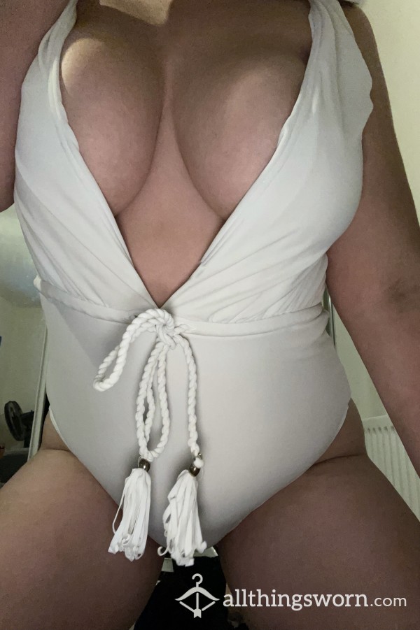 ▫️◻️💦 White, Well Loved And Low Cut Swimsuit 💦◻️▫️