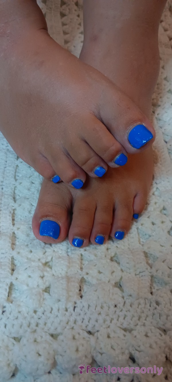 Wiggling My Pretty Blue Toes