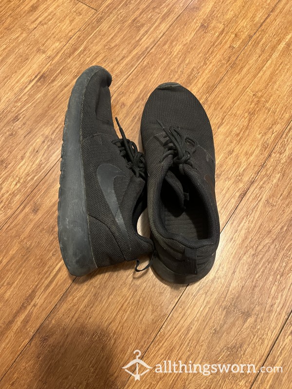 Womens Black Nike Tennis Shoes Size 9