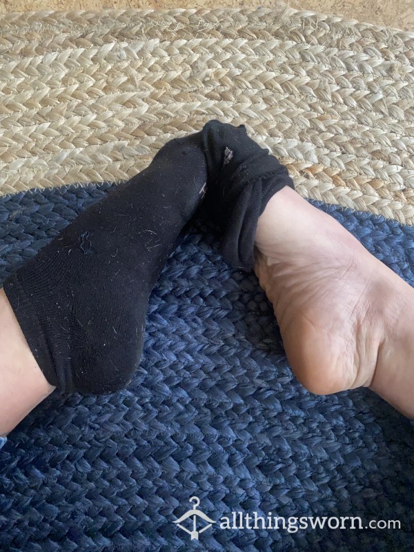 Women’s Thin Black Hanes Socks
