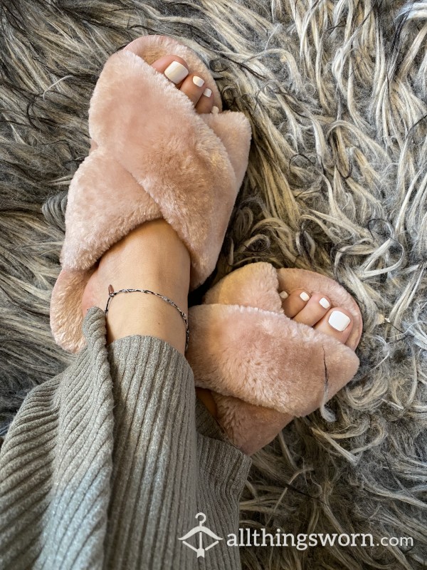 😘Sold😘 Worn Pink Fuzzy Slippers 💗