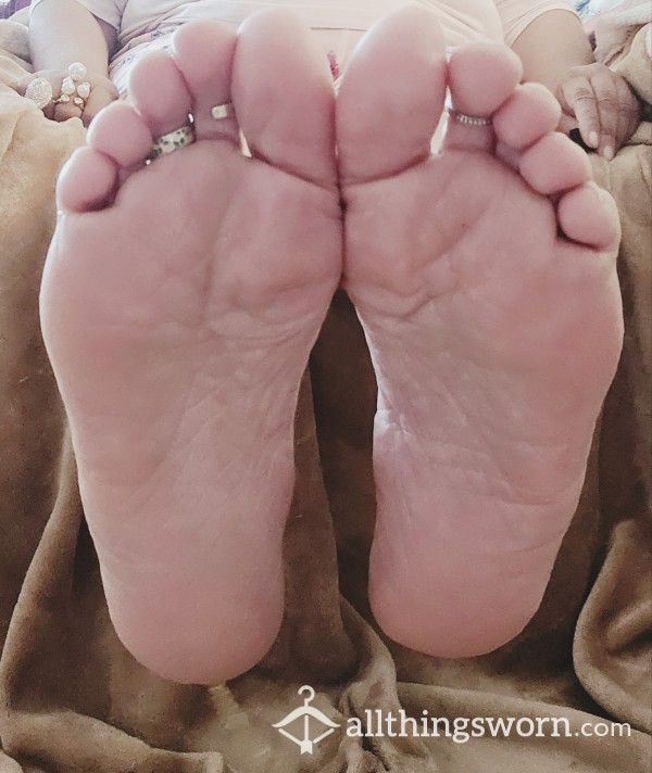 Bare Feet, Arches, Soles, And Toes Instant Pics